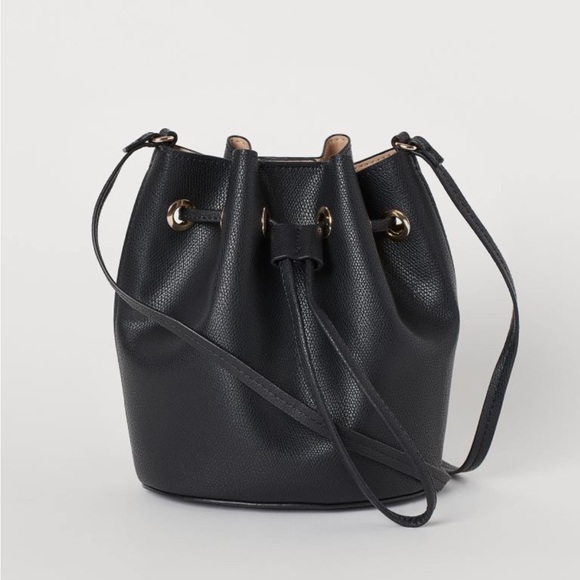 Minimalist Black Bucket Crossbody bag - Picture 2 of 4